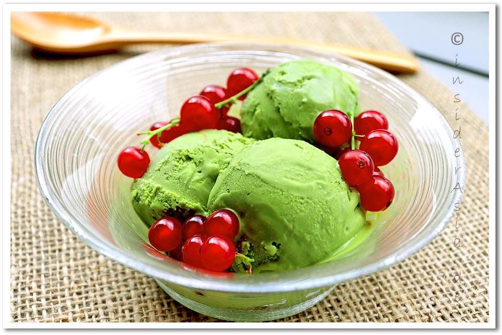 Matcha-Eiscreme mit frischen Johannisbeeren