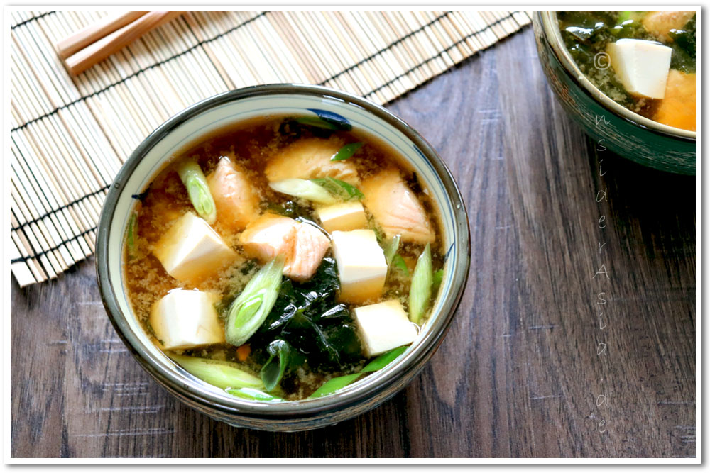 Misosuppe mit Lachs, Tofu, Wakame und Frühlingszwiebeln
