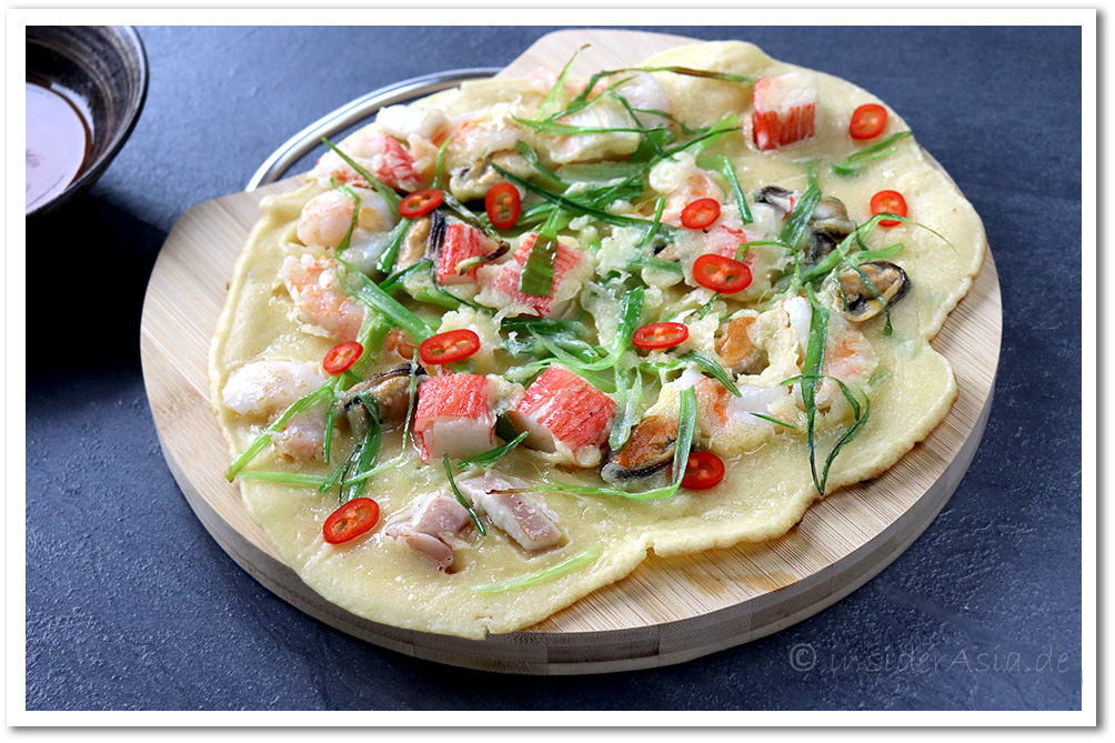 Pfannkuchen, Haemul Pajeon, mit Garnelen, Tintenfisch, Muscheln, Surimi, Oktopus, Lauchzwiebeln und roten Chilis