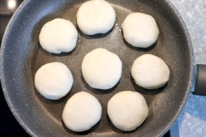 Teigtaschen in eine mit Öl benetzten Pfanne geben und beidseitig goldgelb anbacken