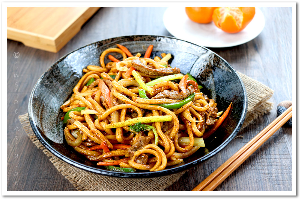 Yaki Udon mit Rindfleischstreifen, Sellerie, Paprika, Karotten und Zwiebeln