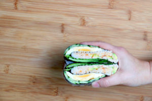 Schließlich das Gimbap in der Mitte durchschneiden, was ihm eine Sandwich-ähnliche Form verleiht.