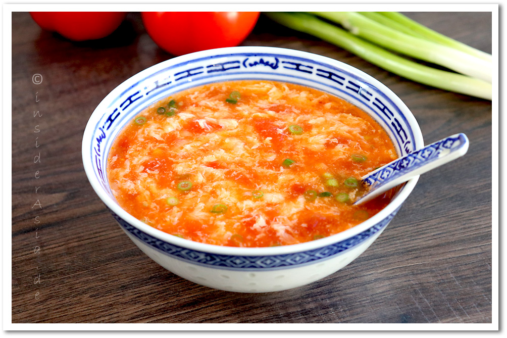 Suppe aus Tomaten, Eierblumen und Frühlingszwiebeln - Tomaten-Eier-Suppe