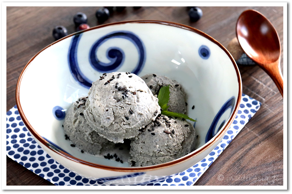 Schwarzer Sesam Eis in Kugelform in einer japanischen Schüssel mit einem Holzlöffel