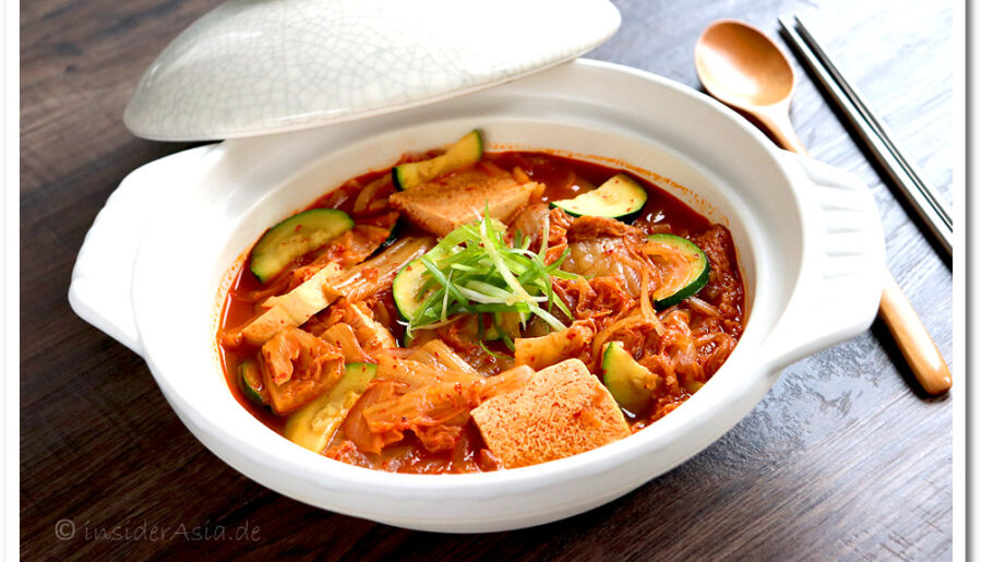 Klassische Kimchi Suppe mit fermentiertem Kimchi und Gochujang, koreanische Spezialität