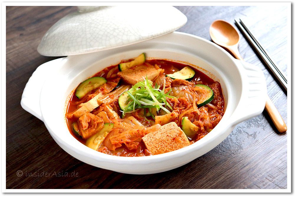 Klassische Kimchi Suppe mit fermentiertem Kimchi und Gochujang, koreanische Spezialität