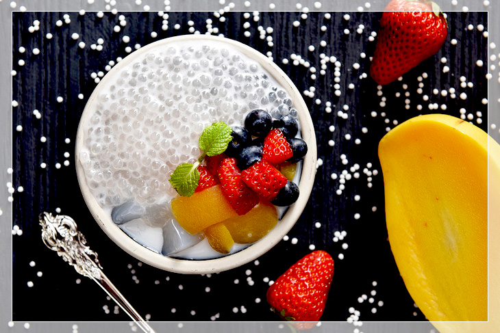 Asiatisches Dessert mit Tapiokaperlen und frischen Früchten wie Mango, Kokos und Erdbeeren