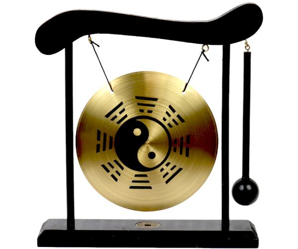 Gong mit Ständer und Schlägel Gong mit Ständer und Schlägel