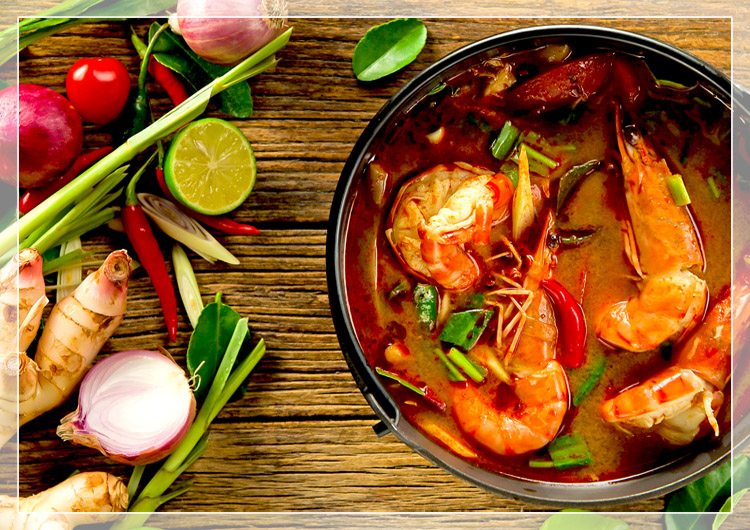 Thailändische Tom Yum Suppe mit Zitronengras, Galgant, Chilis und Limetten